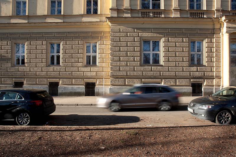 Pokut za špatné parkování v okolí porodnice u Obilního trhu v centru Brna přibývá. Město chce v Údolní ulici zavést krátkodobé placené parkování.