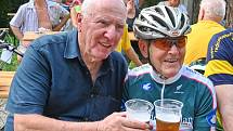 Jubilant Pavel Doležel (vlevo) si s předstihem připil  k narozeninám při Milčově kolečku v Bosonohách s někdejším skvělým východoněmeckým cyklistou Gustavem-Adolfem Schurem, dvojnásobným vítězem závodu amatérů na mistrovství světa v silniční cyklistice.