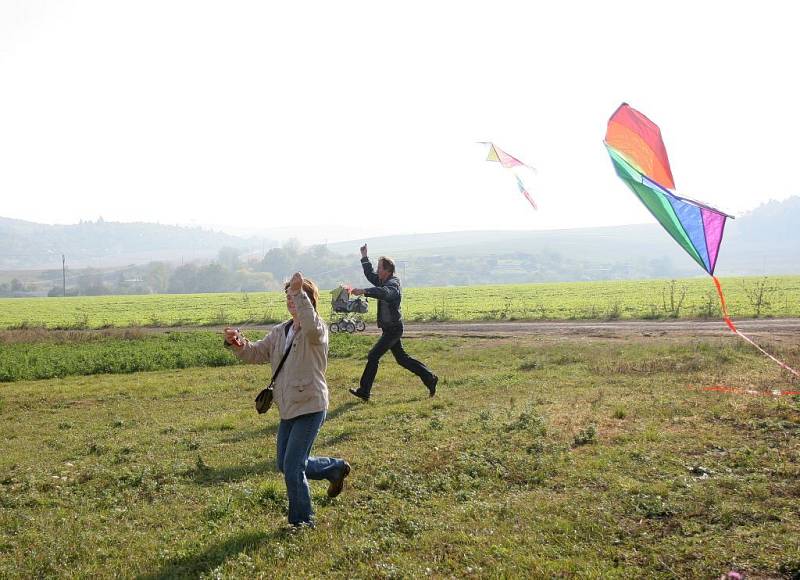 Děti i rodiče se radují při podzimním pouštění draků