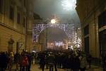 V barvami ozářené bitevní pole se poslední noc v roce 2012 přeměnilo brněnské náměstí Svobody. Tisíce Brňanů si tam přišlo popřát šťastný Nový rok.