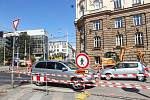 Řidiči a hlavně chodci pocítí od pondělí další omezení dopravy na Žerotínově a Moravském náměstí v centru Brna, kde pokračují stavební práce. Částečné uzavírky potrvají do konce srpna.