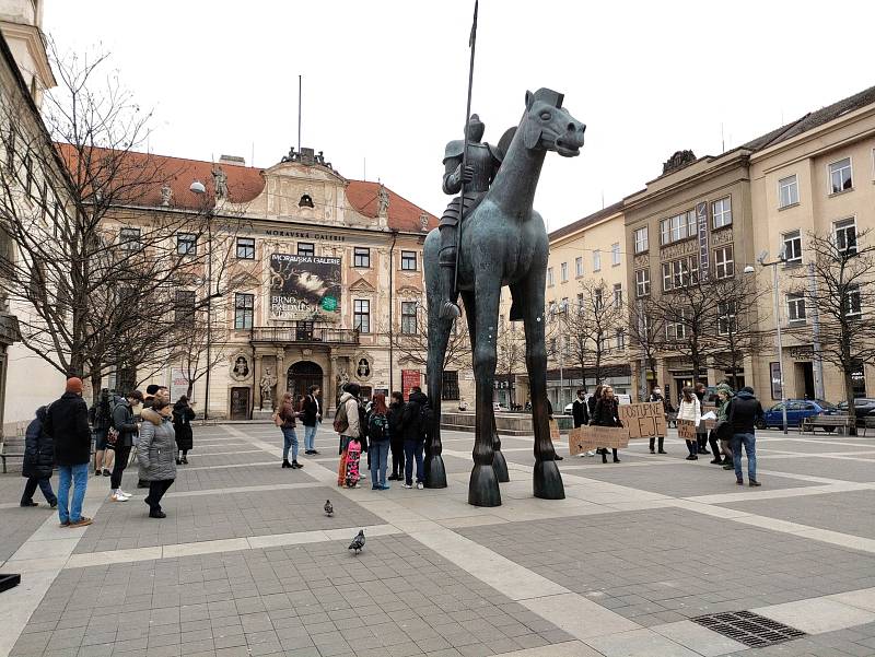 Demonstrace studentů Masarykovy univerzity proti zvyšujícím se cenám kolejného.