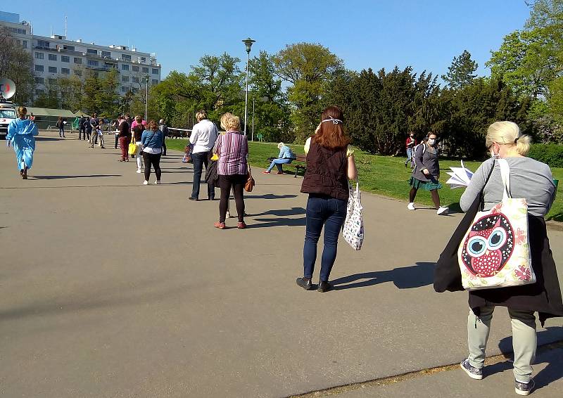 I ve čtvrtek po čtvrté hodině odpoledne byla na Moravském náměstí fronta. Lidé čekali na odběr vzorku na koronavirus.