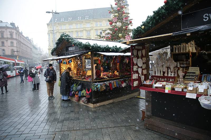 Trhy na náměstí Svobody, které kvůli vládním omezením budou trvat pouze několik hodin do pátečních 18.00. V sychravém počasí však byla jejich návštěvnost malá a polovina stánkařů nechala své stánky rovnou zavřené.