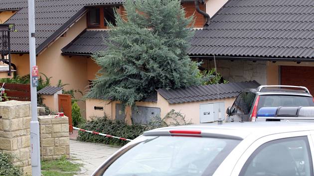 V domě v brněnských Ivanovicích se vraždilo letos v květnu. Pachatel zabil čtyřčlennou rodinu. Obviněný je její příbuzný Kevin Dahlgren.