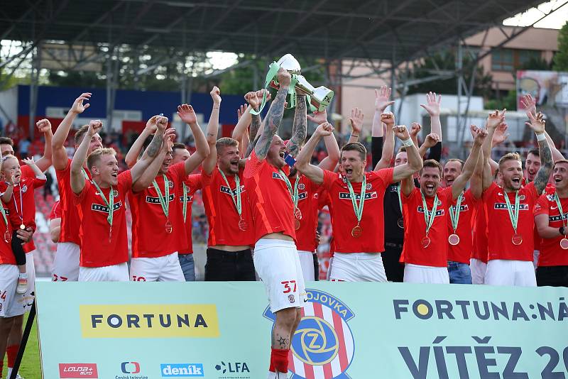 Fotbalisté Zbrojovky Brno po posledním utkání křepčili s trofejí pro vítěze FORTUNA:NÁRODNÍ LIGY.