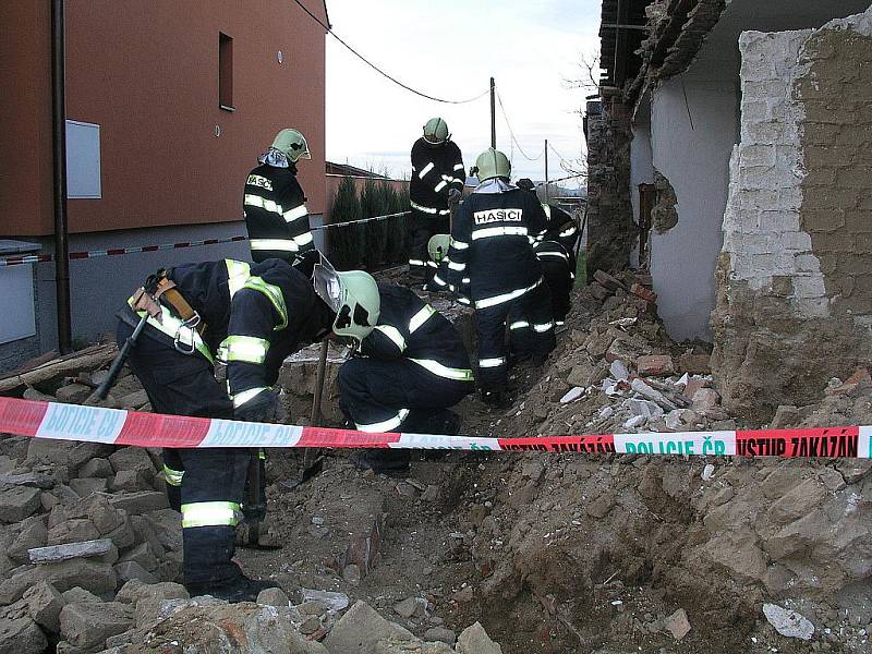 Rušno bylo v pátek ráno v Lázeňské ulici v Pohořelicích na Brněnsku. Jednomu z domů tam totiž spadla štítová zeď a nebylo jasné, zda pod ní nezůstal nějaký člověk.