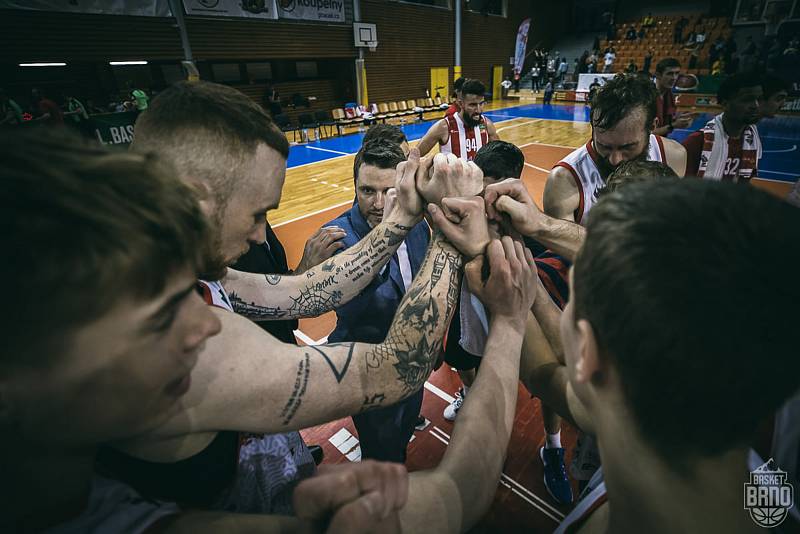 Brněnští basketbalisté (v bílém) před víc než tisíci diváky porazili Pardubice 83:71.