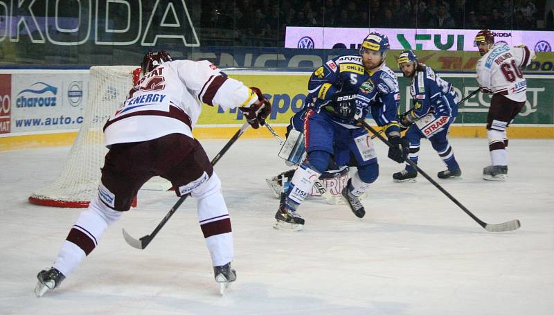 Kometa (v modrém) v sedmém semifinálovém zápase porazila 5:4 Spartu a postoupila do finále.