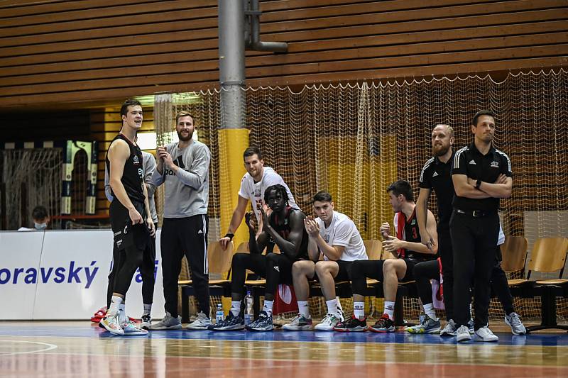 Brněnští basketbalisté (v bílém) při ligovém utkání s Nymburkem, kterému na domácí palubovce podlehli 70:88.