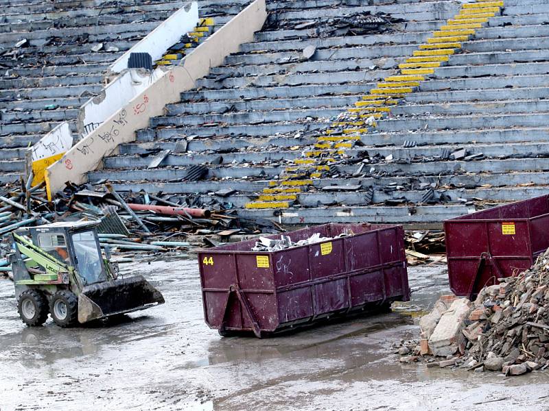 Stadion za Lužánkami je skoro srovnán se zemí.