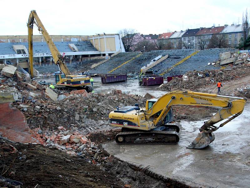 Stadion za Lužánkami je skoro srovnán se zemí.