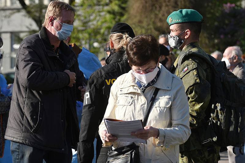 Lidé čekající na odběry na Moravském náměstí v Brně.