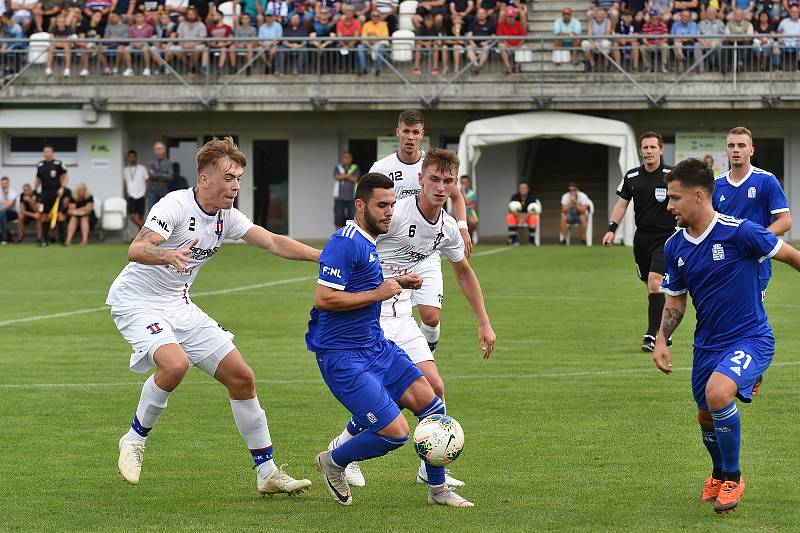 Zápas SK Líšeň (v bílém) proti FC Slavoj Vyšehrad.