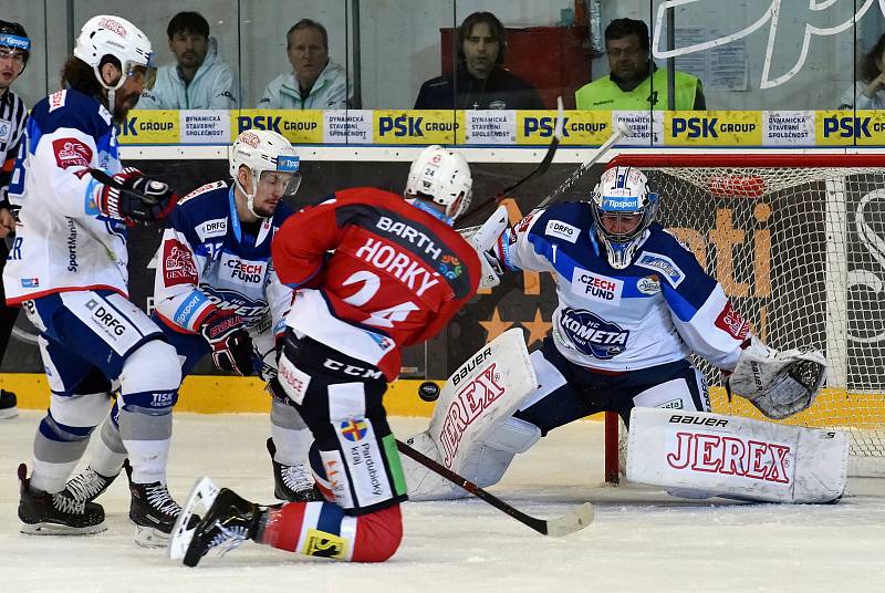 Kometa Brno (v bílém) porazila Pardubice 2:1 v prodloužení.