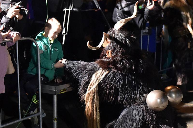 Křik dětí, řinčení zvonců a chlupaté postavy s hrozivými maskami a rohy. Židlochovicemi na Brněnsku se v sobotu večer proháněla osmdesátka rakouských čertů, takzvaných krampusů.