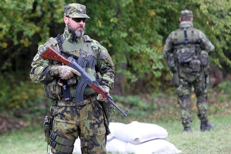 V areálu rozvodny v Sokolnicích na Brněnsku ve středu cvičili zásahy vojáci, policisté a záchranáři Českého červeného kříže.