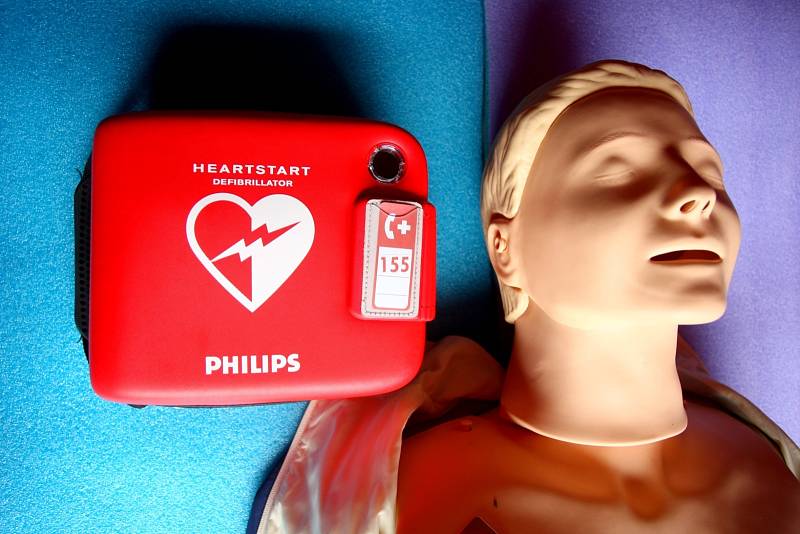 Defibrilátor může při zástavě srdce zachránit lidský život.