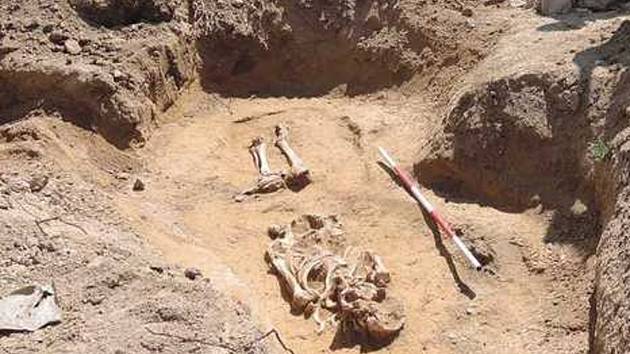 Pět hrobů objevili na své zahradě majitelé rodinného domu v Ivančicích. 