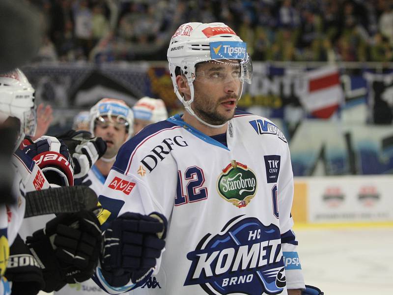 Hokejisté brněnské Komety (v bílém) porazili Pardubice jasně 6:1.