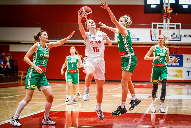 Basketbalistky KP Brno (v zeleném) si připsali proti islandskému Haukaru první eurocupové vítězství v tomto ročníku.