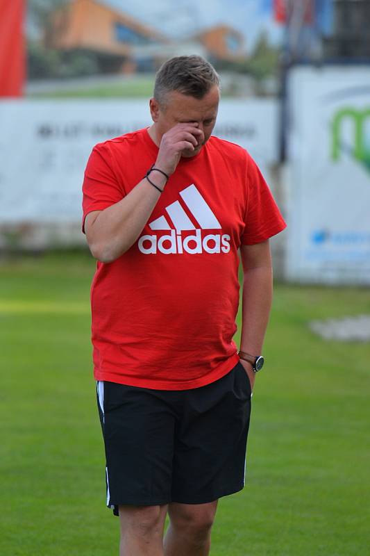 Fotbalisté Rousínova (na snímku v zelených dresech) vyhráli finále krajského poháru proti Kuřimi na penalty. Duel se hrál v Drnovicích.