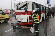 V brněnské Slatině se srazily dva autobusy.