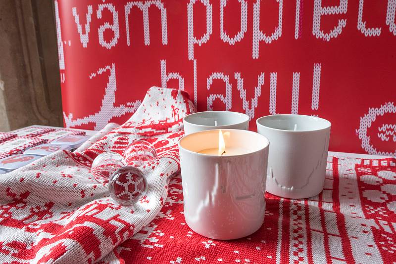 Pletený červeno-bílý vizuální styl Brněnských Vánoc. Lidé si mohou s tímto vzorem koupit hrnky, mentolky, placky, čokolády, ponožky či speciální edice kuliček z orloje.