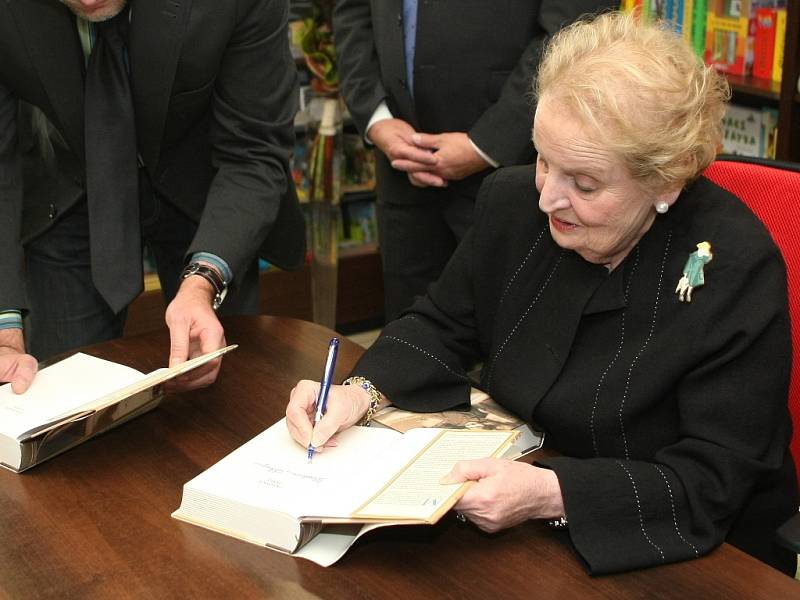 Česká rodačka Madeleine Albrightová, která byla americkou ministryní zahraničí, přijela do Brna. V knihkupectví podepisovala svou knihu Pražská zima.