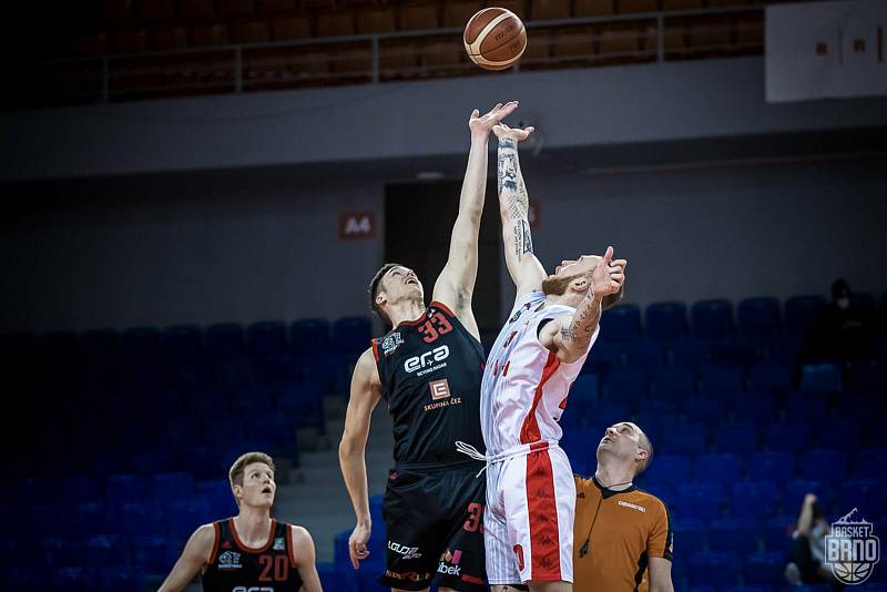 Brněnští basketbalisté (v bílém) podlehli Nymburku 82:101.