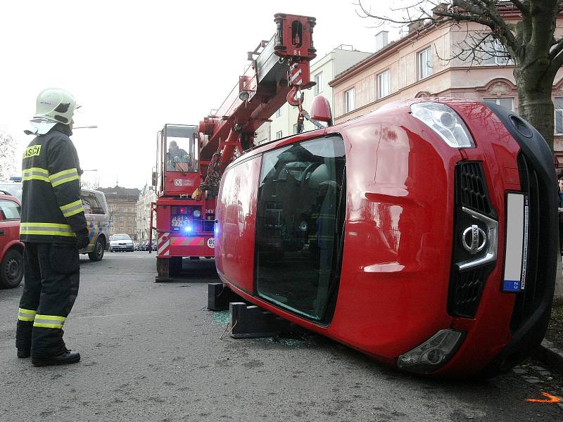 V křižovatce ulic Helfertova a Černopolní se srazila dvě osobní auta.