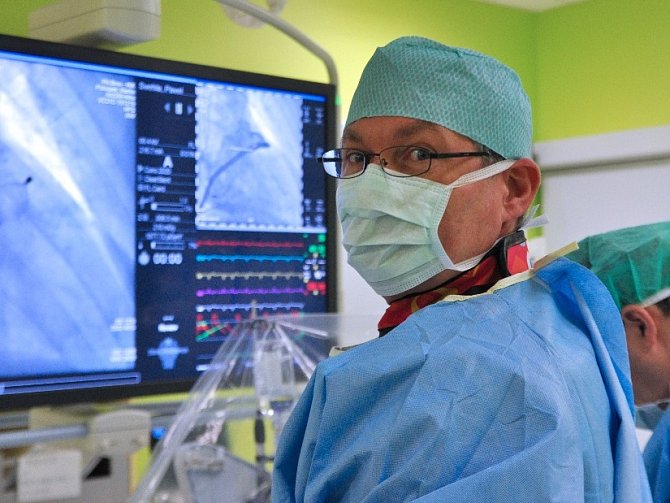 Vedoucí oddělení intervenční kardiologie Fakultní nemocnice Brno Petr Kala začíná operaci srdce. Od těch posledních se ale liší. Využívá při ní totiž nový ultrazvukový přístroj pro lepší zobrazení cévních a srdečních struktur.