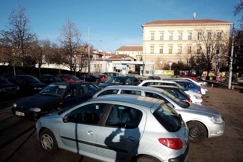 Pokut za špatné parkování v okolí porodnice u Obilního trhu v centru Brna přibývá. Město chce v Údolní ulici zavést krátkodobé placené parkování.