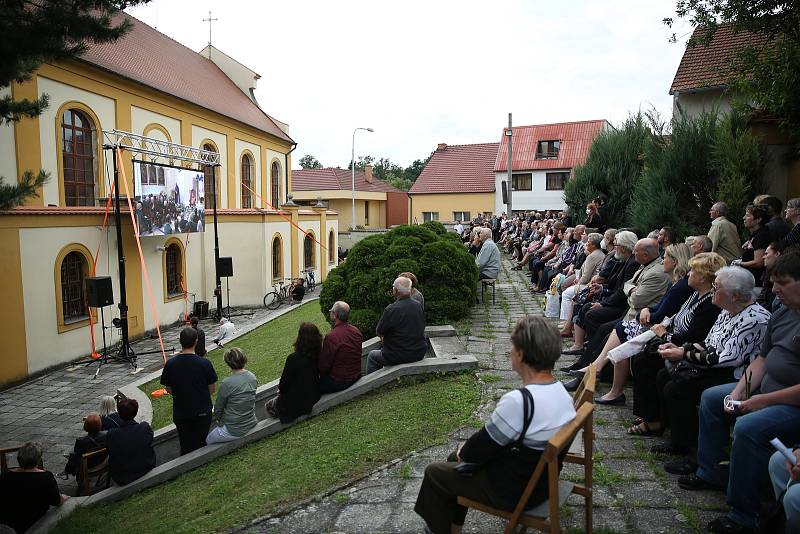Pohřeb a uložení urny v rodném hrobě Libuše Šafránkové ve městě Šlapanice.