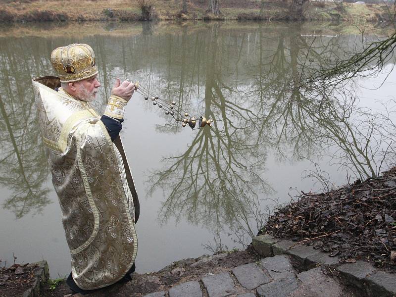 Pravoslavní vylovili z řeky zlatý kříž.