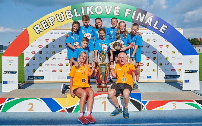 Vítězný tým Oskolu Kroměříž se raduje z trofeje už posedmé.