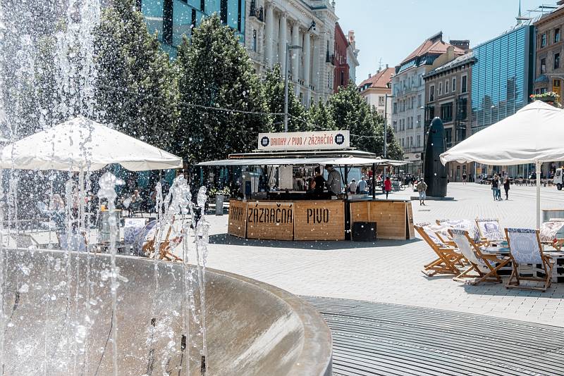 Ve stánku Na Brno dobrý se lidé zastavili na pivo či limonádu.