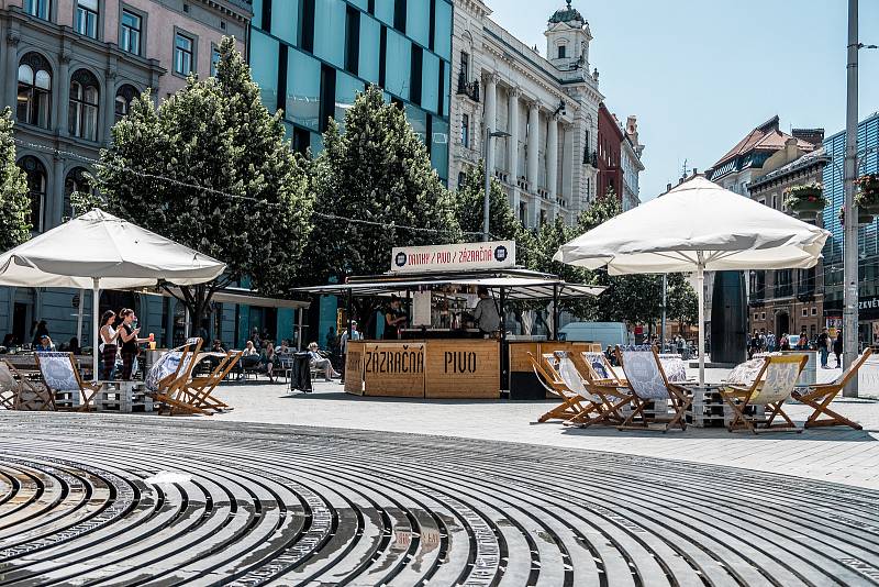 Ve stánku Na Brno dobrý se lidé zastavili na pivo či limonádu.