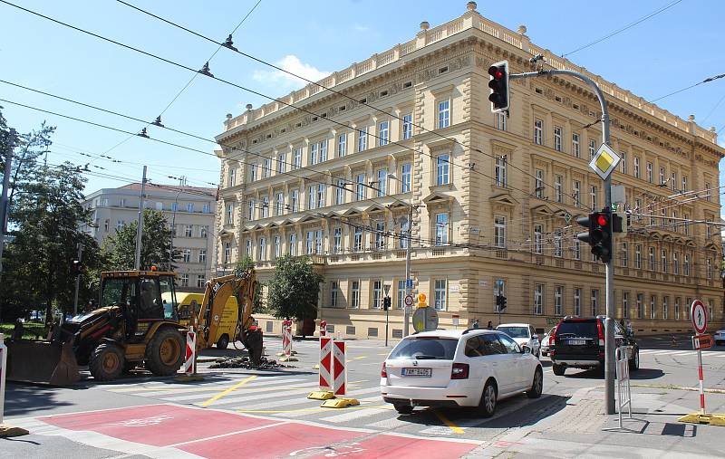 Řidiči a hlavně chodci pocítí od pondělí další omezení dopravy na Žerotínově a Moravském náměstí v centru Brna, kde pokračují stavební práce. Částečné uzavírky potrvají do konce srpna.