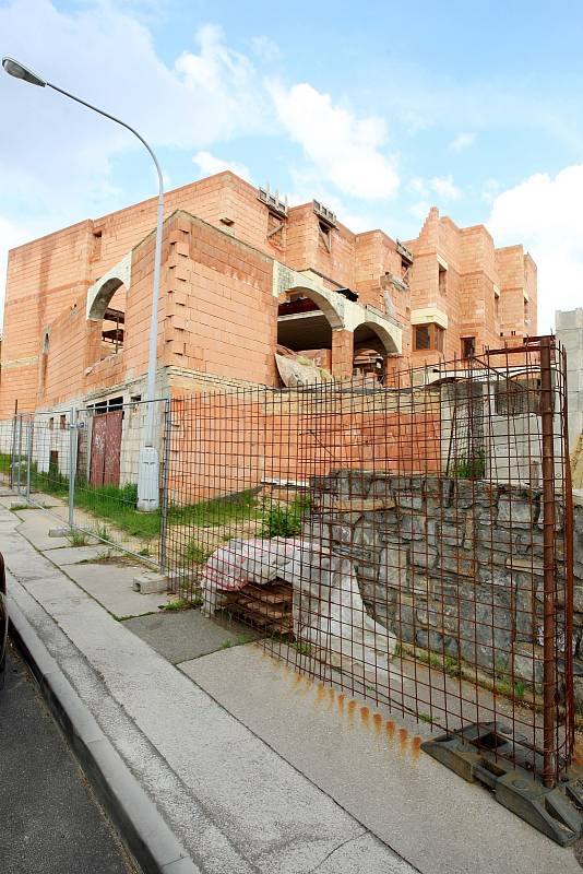 Přes dvacet let vyrůstá v ulici Neklež v brněnské Líšni hotel. Bez povolení. I další spory o černé stavby v Brně se táhnou dlouhé roky.