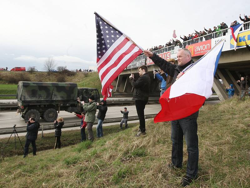 Jeden z amerických konvojů projížděl v pondělí dopoledne i jižní Moravou - z Vyškova přes Brno a dál směrem na Prahu.