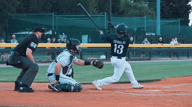 V čistě brněnském finále baseballové Extraligy srovnali Hroši Brno (v tmavém) na 2:2 na zápasy, příští utkání hrají doma Draci Brno.