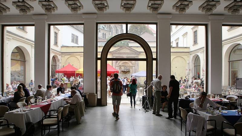 Nádvoří Ditrichsteinského paláce na Zelném trhu v Brně v sobotu zaplnili milovníci vína. Ochutnávali dvě stě padesát druhů z několika zemí. 