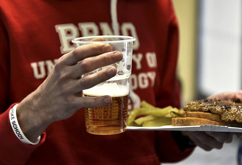 Skoro sto padesát jednotlivců a padesát štafetových týmů se chystalo vyběhnout tři sta dvaašedesát schodů. Vedly do osmnáctého patra Fakulty strojního inženýrství Vysokého učení technického v Brně. 