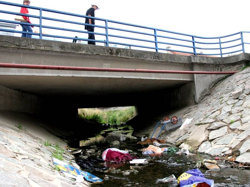 Brněnské komunikace čistily tok Leskavy ve Starém Lískovci. Koryto potoka tomu ale neodpovídá