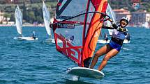 Windsurfařka Kristýna Piňosová vyhrála základní část iQFoiL Youth & Junior Games v Itálii.