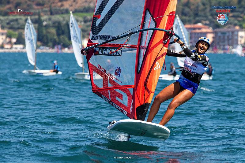 Windsurfařka Kristýna Piňosová vyhrála základní část iQFoiL Youth & Junior Games v Itálii.