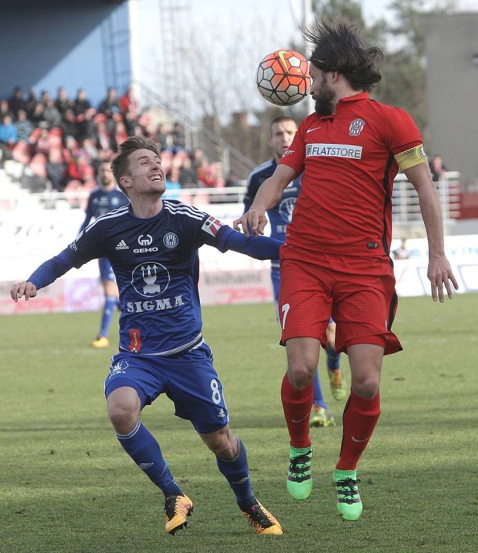 Fotbalisté Zbrojovky (v červeném) porazili Olomouc 2:0.