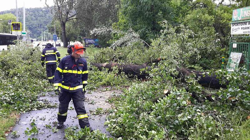Téměř dvě desítky výjezdů hasičů si vyžádaly páteční bouřky v Jihomoravském kraji.