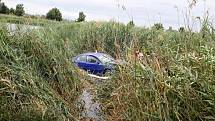 Při nehodě u Pohořelic skončilo auto v rybníku.